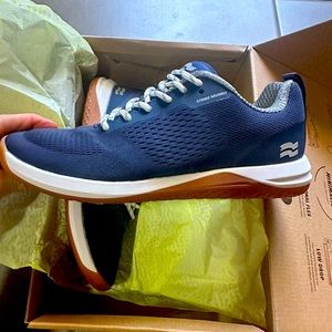 Strike Movement Haze Trainer in Navy Blue/Gum size 6 men/7.5 women/38.5 EUR